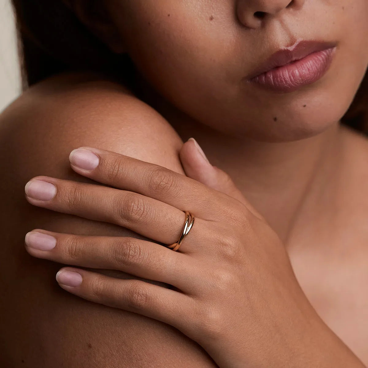 Crossover Illusion Band Ring in Gold