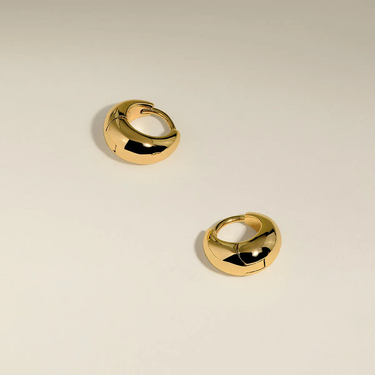 Dome Huggies in Gold